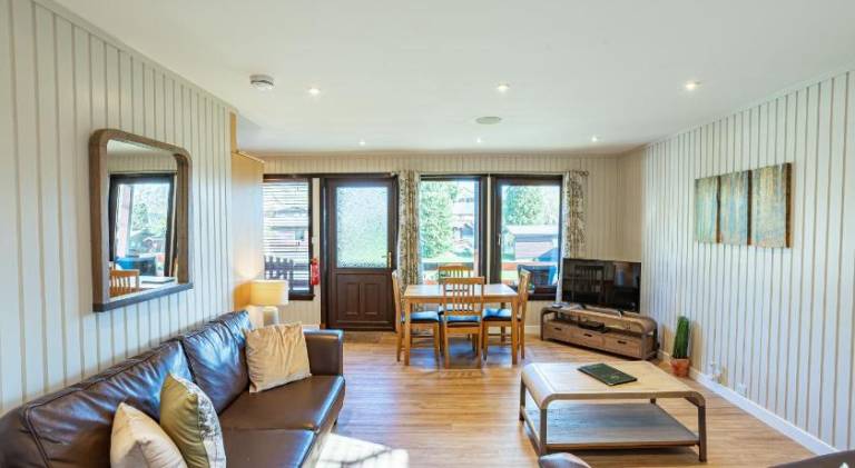 Lodge with patio — photo 3