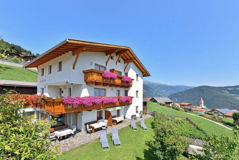 Holiday apartment with patio & garden | Mountain view in Naz Sciaves