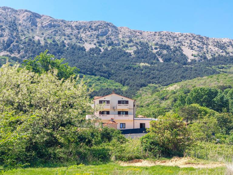 Fully equipped charming apartment with barbecue & yard | Dogs allowed — photo 2