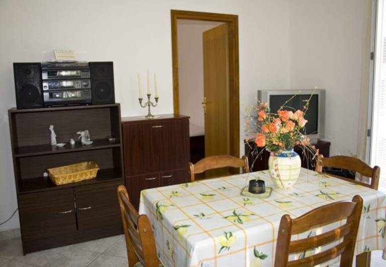 Fully equipped charming rental apartment with patio & barbeque | Sea view | Pets are welcome — photo 2