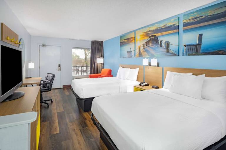 Days Inn by Wyndham Pensacola I 10