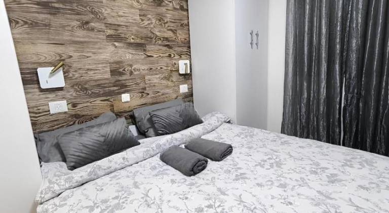 Studio with Terrace & Free Parking in Herzliya