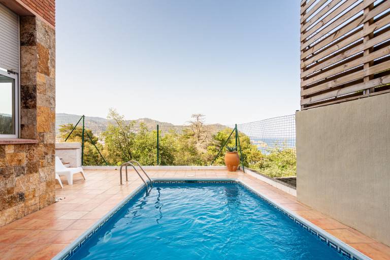 Family-oriented ample vacation home with patio, pool & fast internet | City view | Next to the beach | Good for workation | Pets are welcome in Tossa de Mar