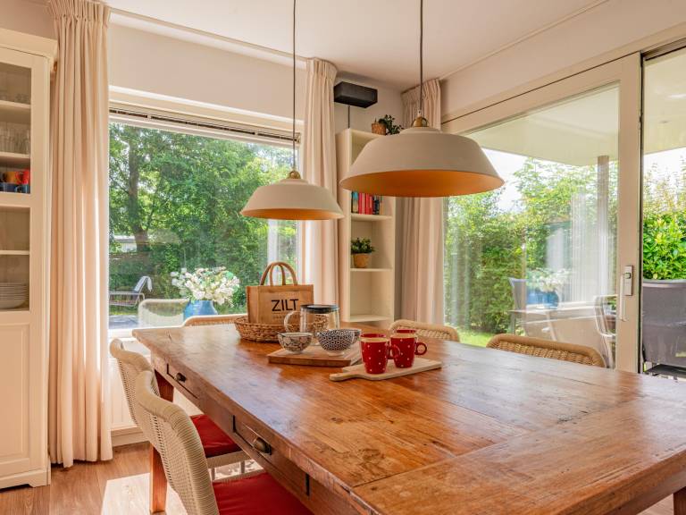 Beach bungalow with a lovely garden & terrace. — photo 2
