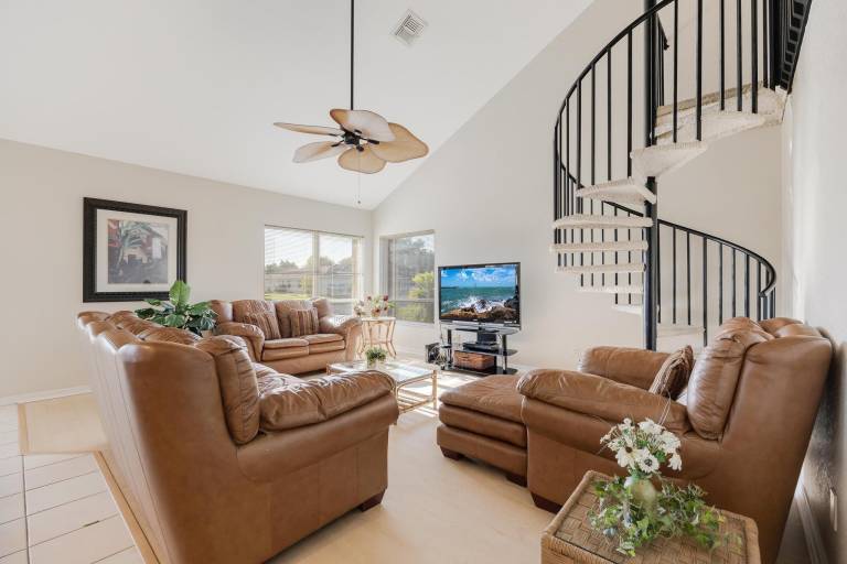 Family-friendly charming house with yard, grill & private pool | Dogs allowed — photo 4