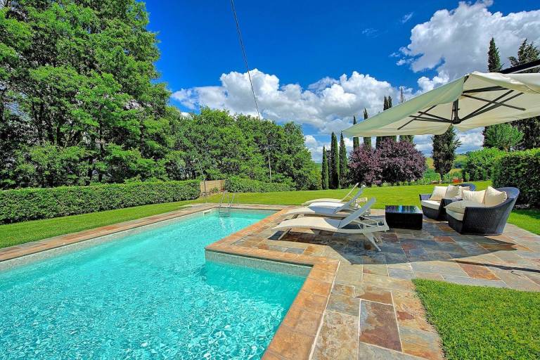 Family-oriented villa with patio, private pool & barbeque | Perfect for remote work | Pets are welcome — photo 2