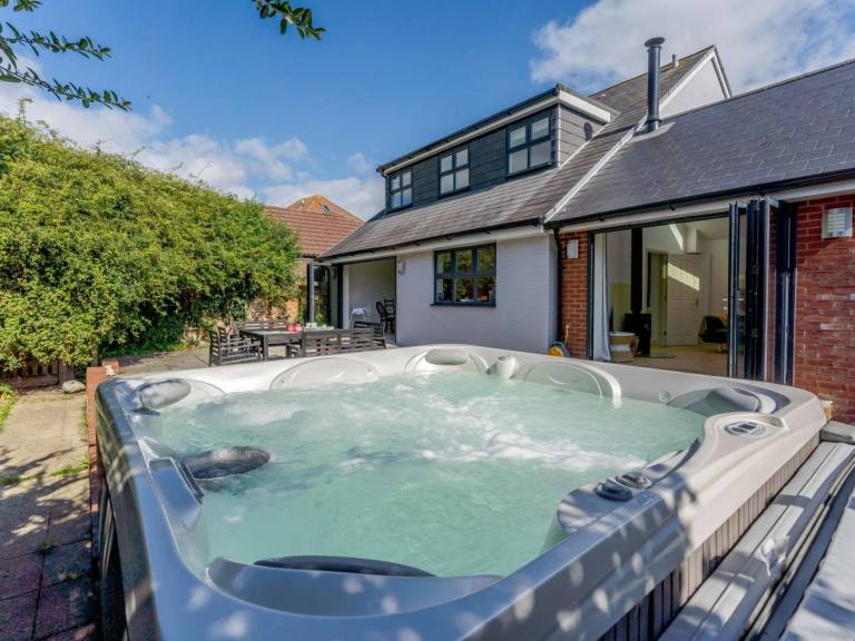 Fully equipped cottage with patio, hot tub & garden | Pets allowed in Lymington