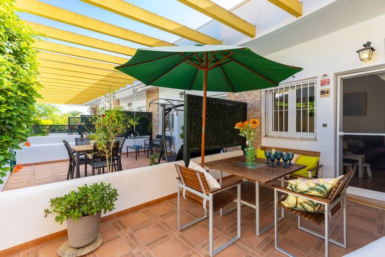 Bungalow with grill, garden & pool | Garden view — photo 3