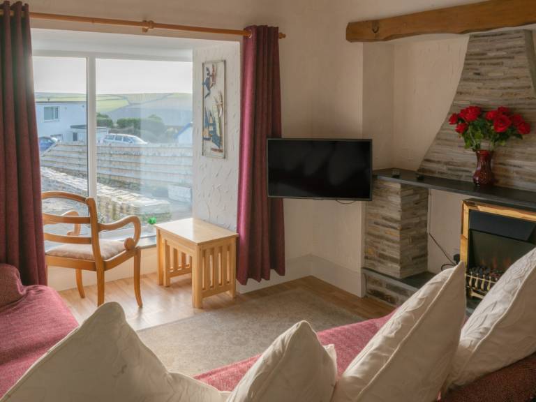Cottage with BBQ & yard | Beach view — photo 3