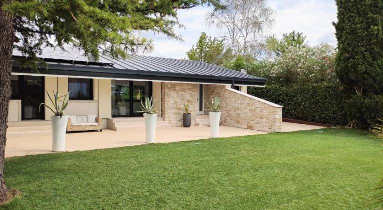 Villa with pool — photo 5