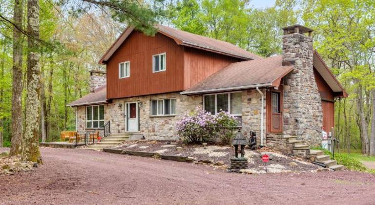 Pocono Retreat Hot Tub MovieRoom GameRoom etc in Lake Harmony, PA