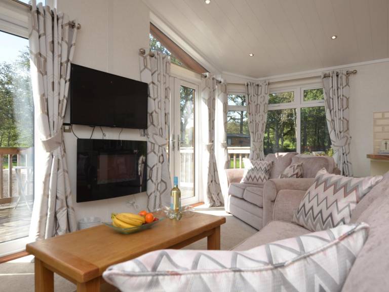 Lodge with garden, hot tub & patio | Pets are welcome — photo 4