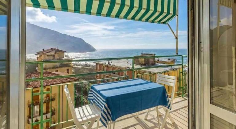 Sunshine 5 star sea view, front beach, WiFi in Levanto