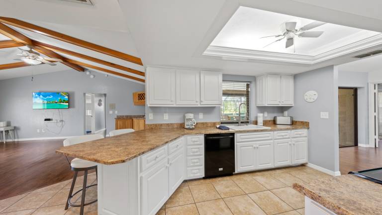 Family-friendly nice vacation home with grill & private pool | Water view | Pet-friendly — photo 4