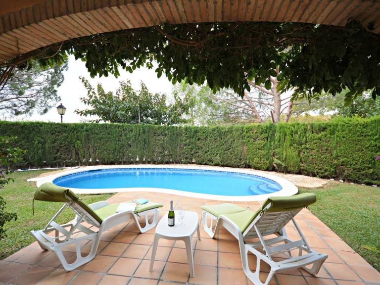 House with grill, private pool & yard — photo 4