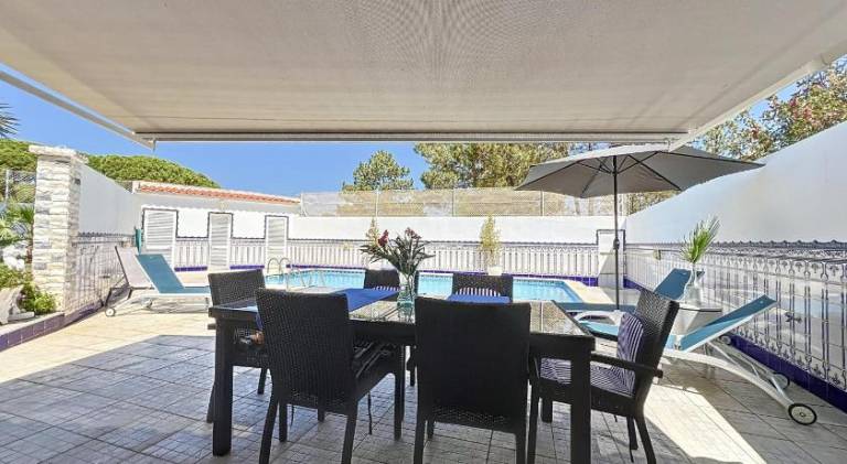 Holiday apartment with pool & terrace in Olhao