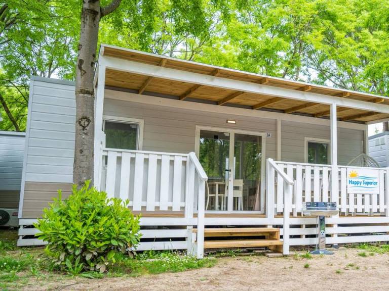 Family-oriented charming mobile home with pool & patio | Beach nearby | Pets are welcome — photo 4