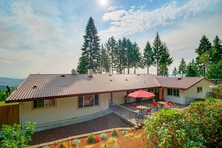 4 Mi to River: Umpqua Valley Villa w/ Fire Pit! — photo 4