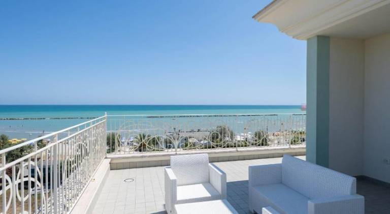 Beautiful rental apartment with yard & terrace | Beach nearby | Pet-friendly — photo 3