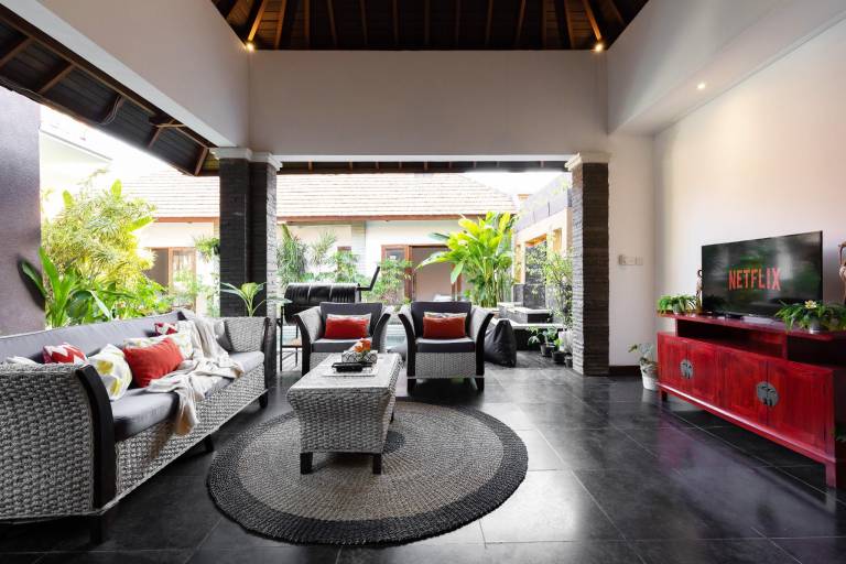 Villa with pool & garden — photo 3