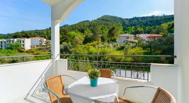 Serviced apartment with patio & yard | Close to the beach | Pet-friendly — photo 4