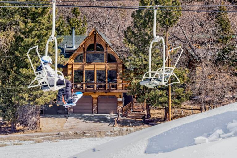 Black Diamond Chalet Big Bear- Hot Tub- Games- Ski Lift Retreat — photo 2
