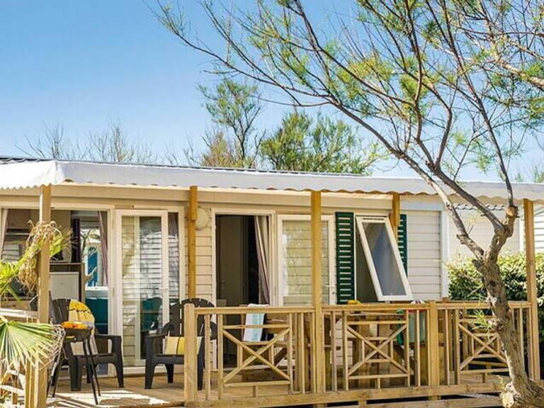 Family-friendly mobile home with patio & heated pool | Pets are welcome — photo 4