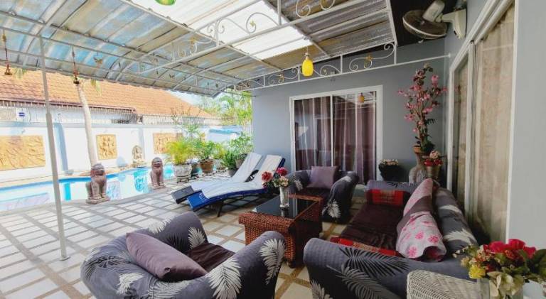 Villa with pool — photo 4