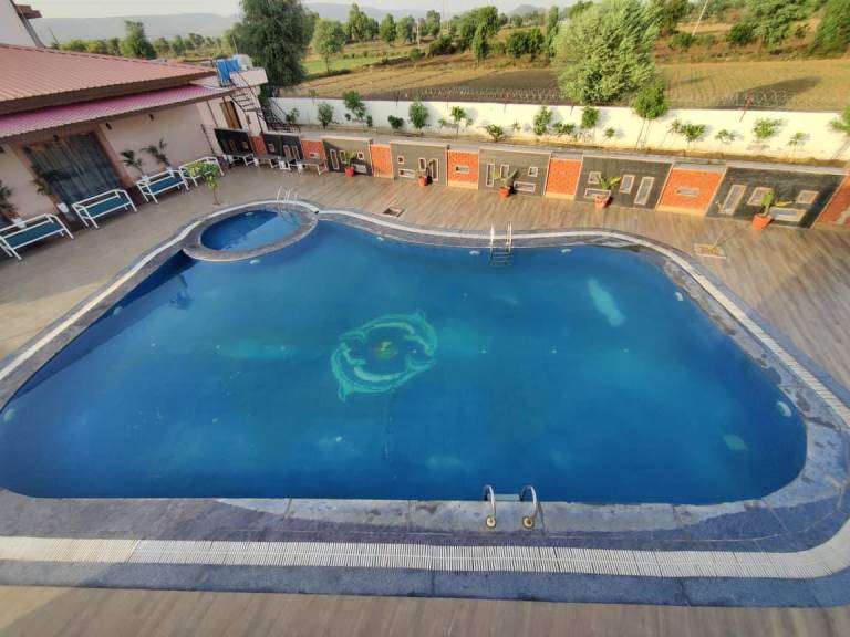 Lodge with pool, patio & barbecue — photo 5