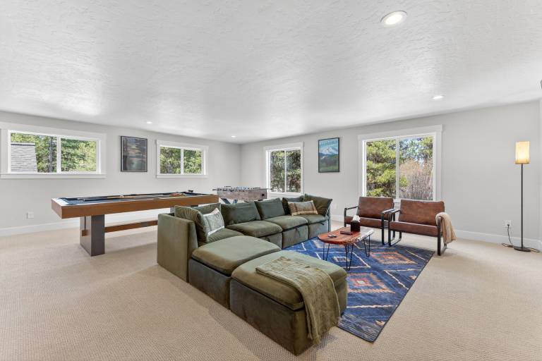 Summit House- new home, sleeps 16, quiet neighborhood-, hot tub, pet friendly — photo 4