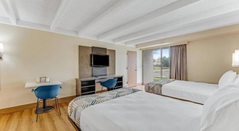 Red Carpet Inn & Suites — photo 2