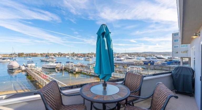 Stylish Newport Condos w Dock Access Walk to Balboa Fun Zone and Beach — photo 5
