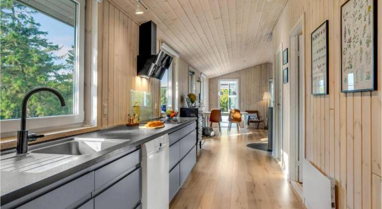 Vacation home with hot tub — photo 2