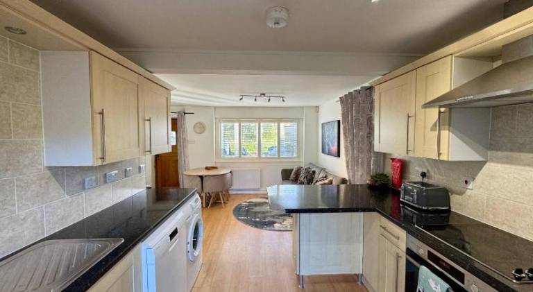 Beautiful vacation home with yard | Pets allowed — photo 3