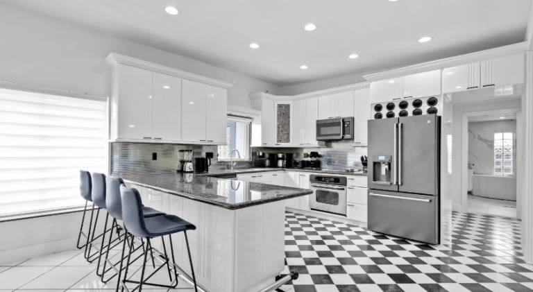 Ample vacation home with pool | Pet-friendly — photo 5