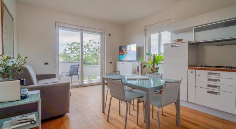 Serviced apartment with garden, jacuzzi & patio — photo 3