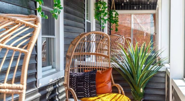 Vacation home with BBQ, yard & patio — photo 5