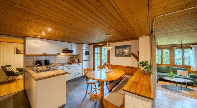 Holiday apartment with hot tub & patio — photo 2