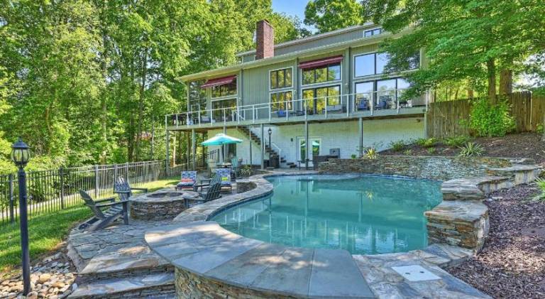 Vacation home with pool — photo 5