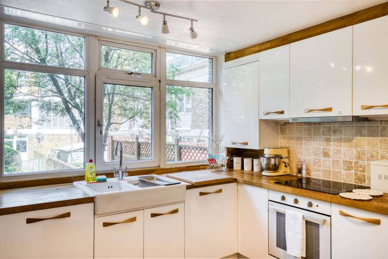 Spacious and Stylish 4BD Home with Garden Brixton