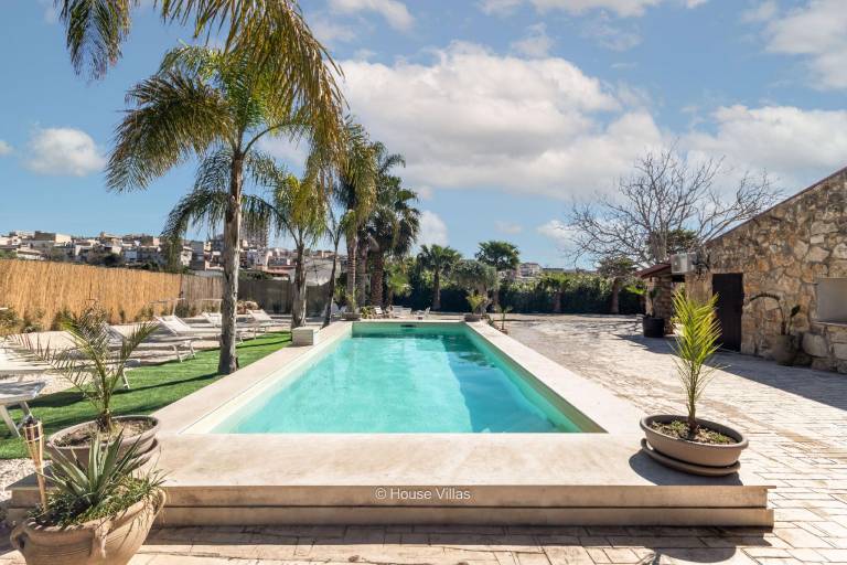 Holiday apartment with terrace, private pool & yard in Syracuse
