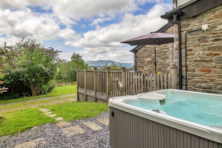 Cottage with garden, jacuzzi & patio in Conwy