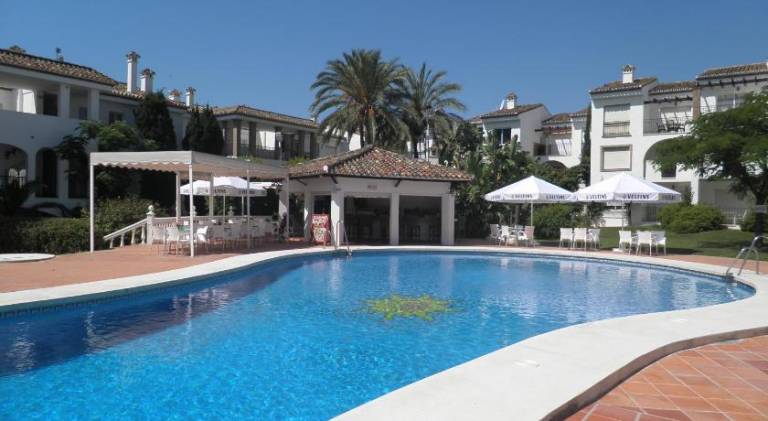 Holiday apartment with terrace, garden & pool — photo 2