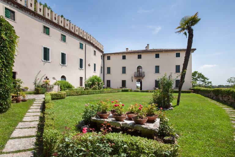 Holiday apartment with patio, garden & pool | Dogs allowed — photo 4