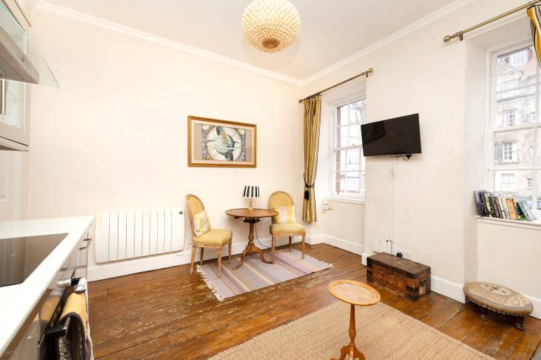 Apartment with yard | Near Edinburgh Castle — photo 3