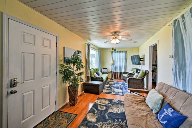 Steps to Gulf! Pet-Friendly Galveston Getaway — photo 3