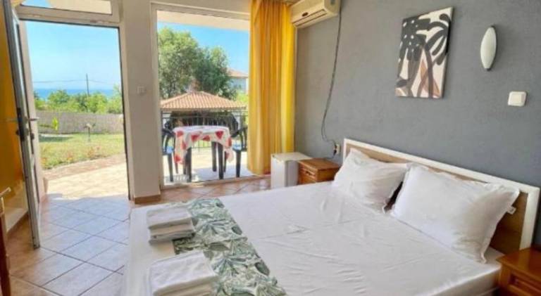 Serviced apartment with BBQ, garden & patio in Sveti Vlas