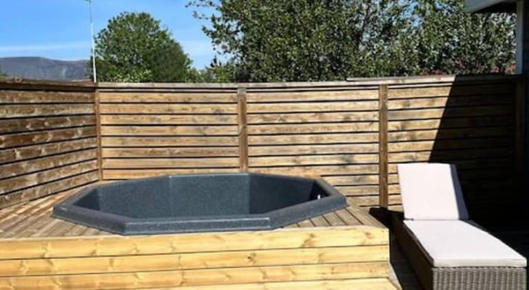 Vacation home with hot tub — photo 5