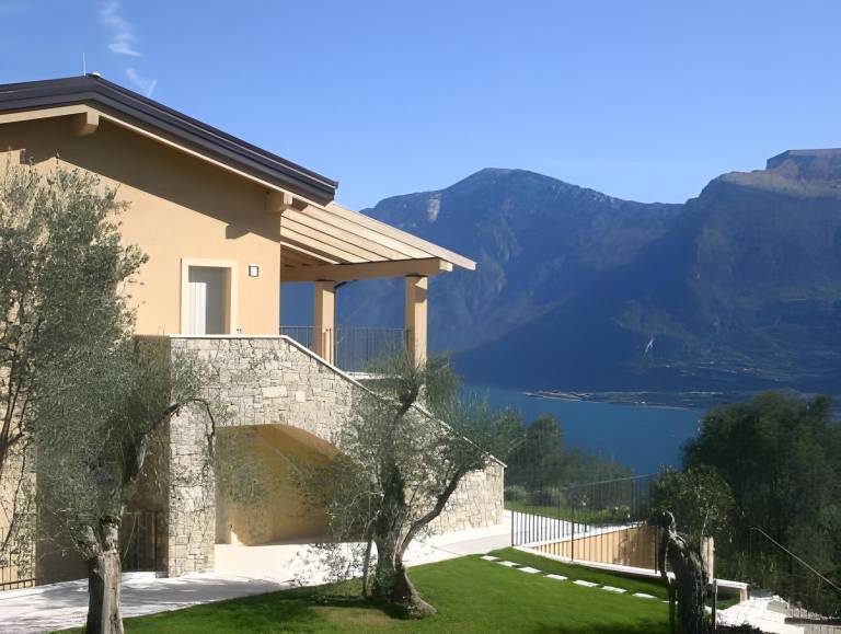 Holiday apartment with hot tub, pool & yard | Pets are welcome in Tremosine
