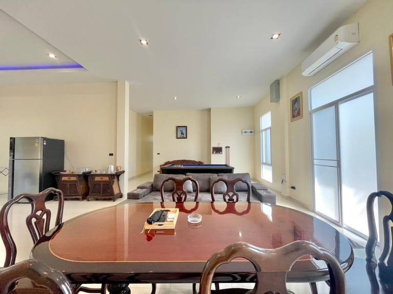 Lovely house with hot tub, pool & BBQ | Perfect for remote work | Dogs allowed — photo 4